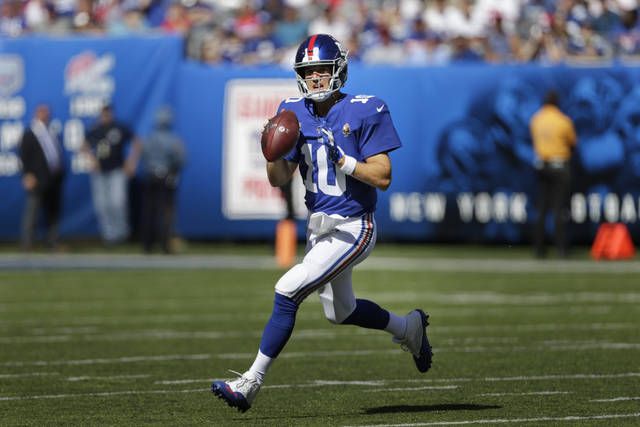 New York Giants quarterbacks Eli Manning and Kurt Warner celebrate