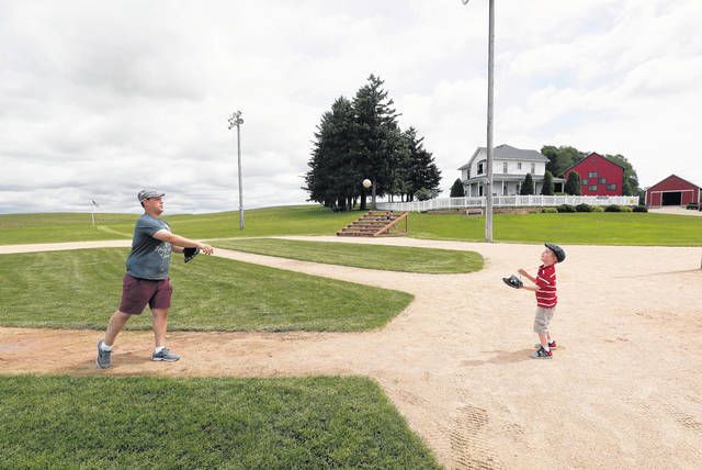 Field of Dreams game gives MLB players chance to be tourists in Iowa