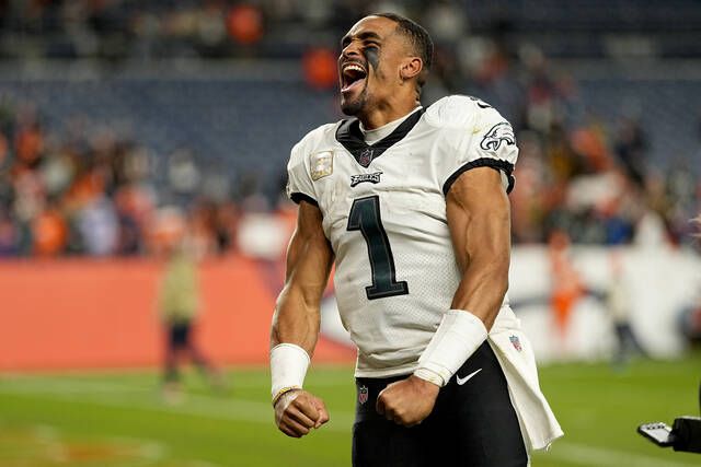 WATCH: Jalen Hurts leads Philadelphia fans in Fly Eagles Fly fight song -  On3