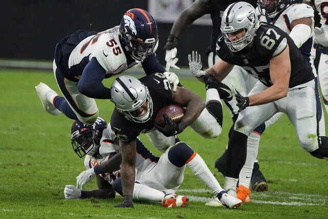 Raiders still alive in playoff race with 17-13 win over Broncos