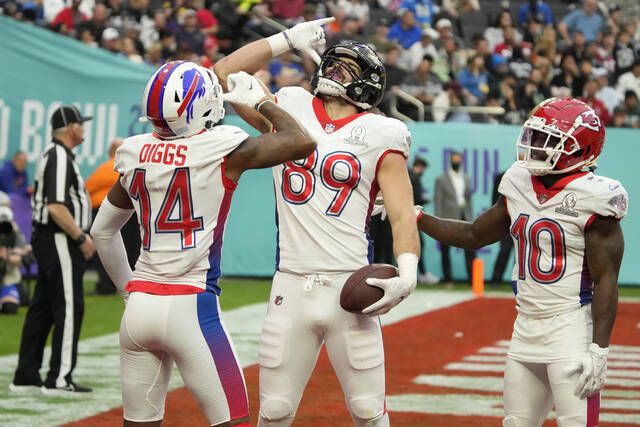 Watch Bills WR Stefon Diggs' make catch, go through table at Pro Bowl Best  Catch event 