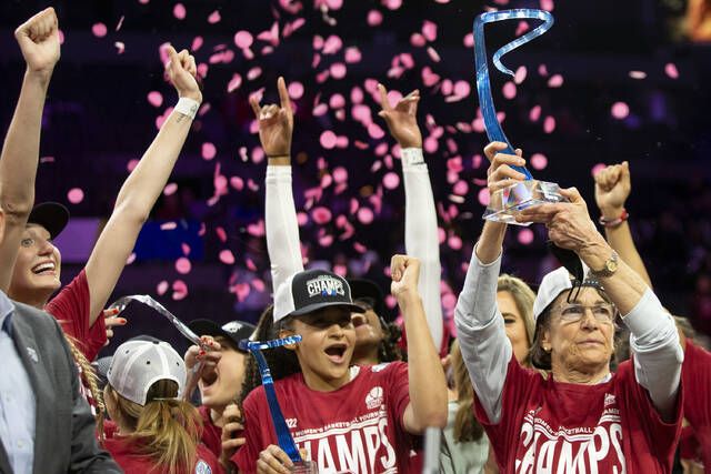 <p>Stanford head coach Tara VanDerveer, right, holds up the winning trophy while her team cheers after they won an NCAA basketball game for the Pac-12 tournament championship against the Utah on Sunday in Las Vegas.</p>
                                 <p>AP photo</p>
