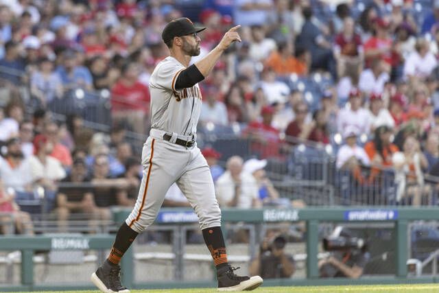 Flores hits game-ending, 2-run homer, Giants sweep Phillies