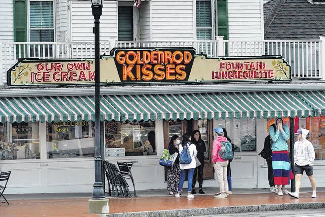 
			
				                                High school students gather outside The Goldenrod, a popular restaurant and candy shop on Wednesday in York Beach, Maine. Many seasonal businesses are struggling to find enough workers agin this summer.
                                 AP photo

			
		