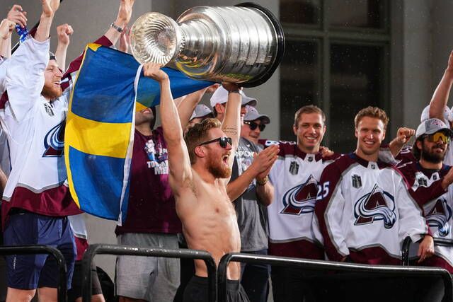 
			
				                                Colorado Avalanche left wing Gabriel Landeskog hoists the Stanley Cup and a flag of Sweden at a rally for the NHL champions Thursday in Denver.
                                 AP photo

			
		