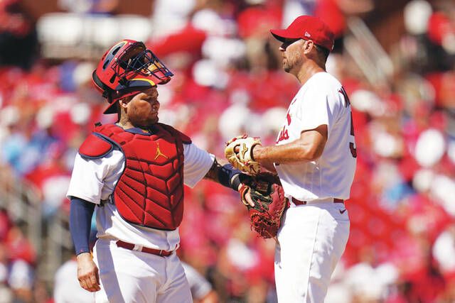 Molina homers, Wainwright pitches into ninth as Cardinals beat