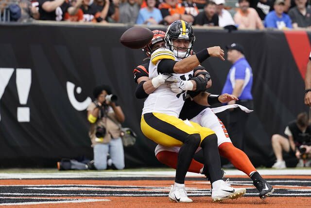 Steelers' Watt leaves game vs Bengals with pectoral injury