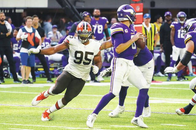 Browns' Myles Garrett suffers shoulder sprain, biceps strain in wreck