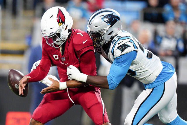 Murray has 2 TD passes, 1 rushing as Cardinals top Panthers 26-16