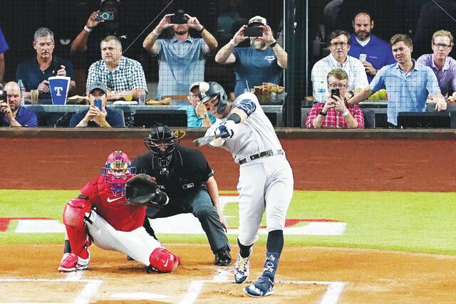 Derek Jeter congratulates Aaron Judge on home run No. 61