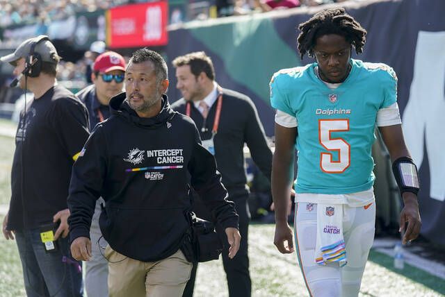 Dolphins' Bridgewater leaves under revised concussion rules - WSVN 7News, Miami News, Weather, Sports