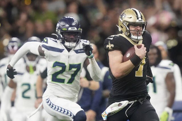 Hill accounts for 4 TDs, Saints top Seahawks 39-32