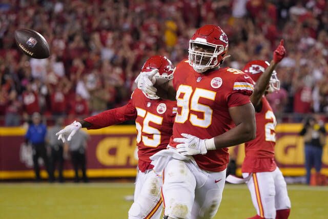 Gameday Blog: Chiefs down Raiders 30-29 in Monday night classic