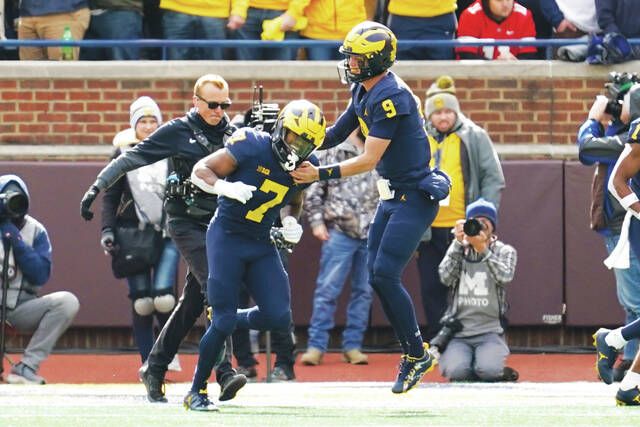 No. 5 Michigan tops No. 10 Penn St 41-17, runs for 418 yards