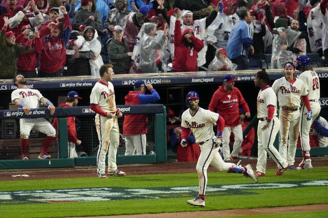 Bryce Harper celebrates birthday with HR, Phillies win in Game 1