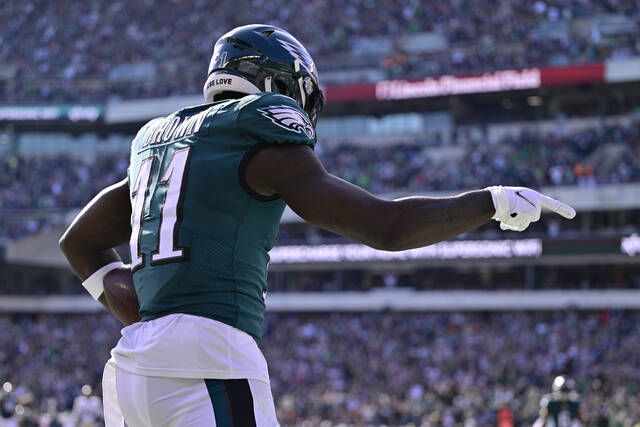 Hurts, Brown power unbeaten Eagles past Steelers 35-13