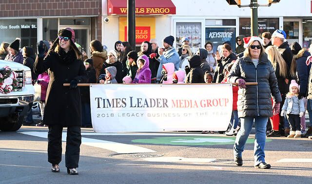

<p>Kerry Miscavage ผู้จัดพิมพ์ของ Times Leader Media Group และผู้จัดการฝ่ายโฆษณา Diane McGee ถือป้ายของบริษัทในระหว่างงาน Wilkes-Barre Santa Parade ในวันเสาร์ที่ 19 พฤศจิกายน</p>
<p>
                                 </p>
<p>โทนี่ Callaio |  สำหรับไทม์ลีดเดอร์</p>
<p>” srcset=”https://s24526.pcdn.co/wp-content/uploads/2022/11/129105767_web1_WB-Santa-Parade-1.jpg.optimal.jpg” size=”(-webkit-min-device-pixel) -อัตราส่วน: 2) 1280px, (ความละเอียดขั้นต่ำ: 192dpi) 1280px, 640px” class=”entry-thumb td-animation-stack-type0-3″ style=”width: 100%;”/></p>
<p><small class=