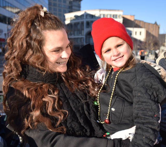 

<p></noscript>Ambrelia Pitcavage หนูน้อยวัย 3 ขวบและ Heather แม่ของเธอยืนต่อแถวที่ Wilkes-Barre Santa Parade ปี 2022</p>
<p>
                                 </p>
<p>โทนี่ Callaio |  สำหรับไทม์ลีดเดอร์</p>
<p>” srcset=”https://s24526.pcdn.co/wp-content/uploads/2022/11/129105767_web1_WB-Santa-Parade-4.jpg.optimal.jpg” size=”(-webkit-min-device-pixel) -อัตราส่วน: 2) 1280px, (ความละเอียดขั้นต่ำ: 192dpi) 1280px, 640px” class=”entry-thumb td-animation-stack-type0-3″ style=”width: 100%;”/></p>
<p><small class=