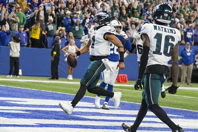 Jalen Hurts' late TD run gives Eagles 17-16 win over Colts