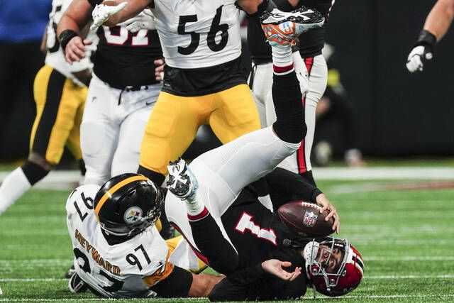 Steelers vs Falcons: Cameron Heyward cheers brother in dad's jersey