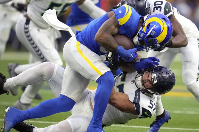 Geno Smith hits Metcalf for late TD, Seahawks top Rams 27-23