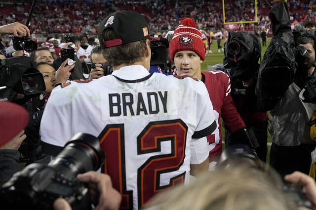 Tampa Bay Buccaneers' Zyon McCollum (27) and Jamel Dean (35