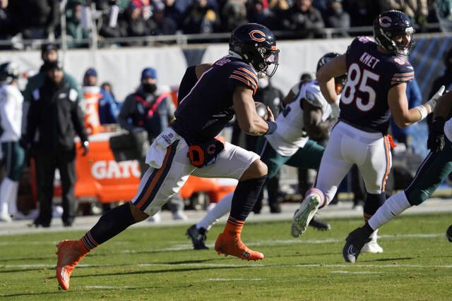 Hurts runs for 3 TDs as Eagles squeeze by Bears 25-20 - WHYY