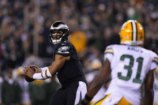 Jalen hurts: Eagles QB Hurts has 'chance' to play at Dallas - The