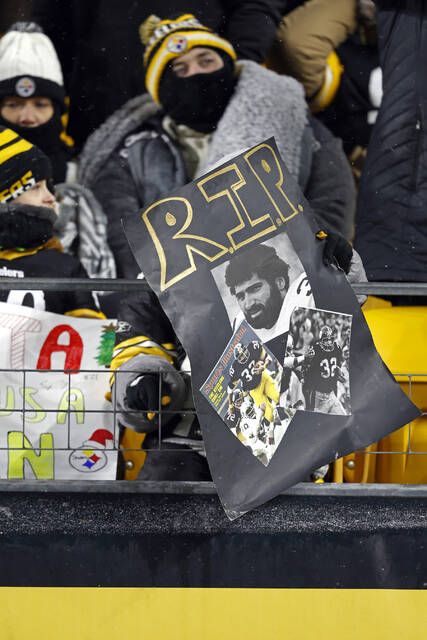 Franco Harris' widow on field in Pittsburgh as his No. 32 retired