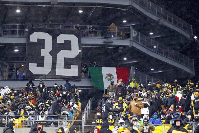 Harris' widow on field in Pittsburgh as his No. 32 retired