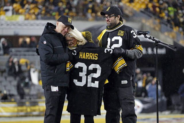 Harris' widow on field in Pittsburgh as his No. 32 retired