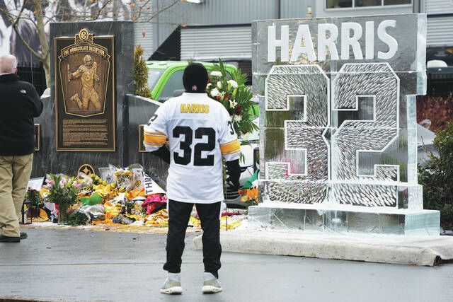 Steelers fans gather at stadium to pay final respects to Franco Harris