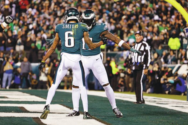 Wide receivers Brown, Smith form 'Dynamic Duo' for Eagles