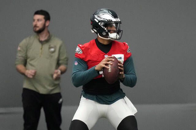 Eagles QB Carson Wentz not bothered by Jalen Hurts' addition