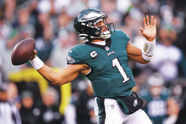 Eagles quarterback hints he's ready to play, injured shoulder and all