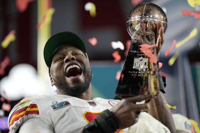 Carlos Dunlap adds Super Bowl ring to his national championship
