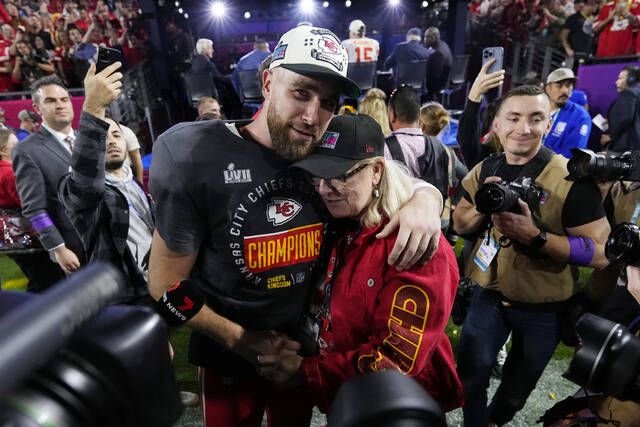 Chiefs' Travis Kelce tops big brother on Super Bowl stage