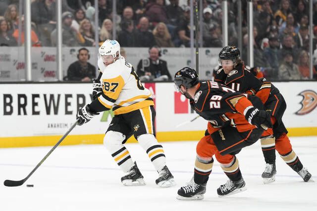 Carl Hagelin at home on Pittsburgh Penguins' HBK line - Sports