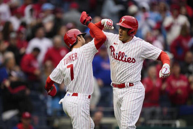 J.T. Realmuto caps Phillies comeback with homer in the 10th to
