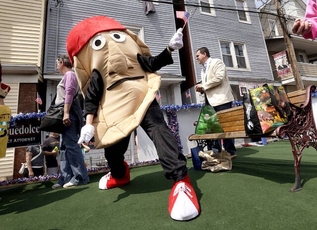 Two racing pierogies broke out wrestling moves during Pirates mascot race 