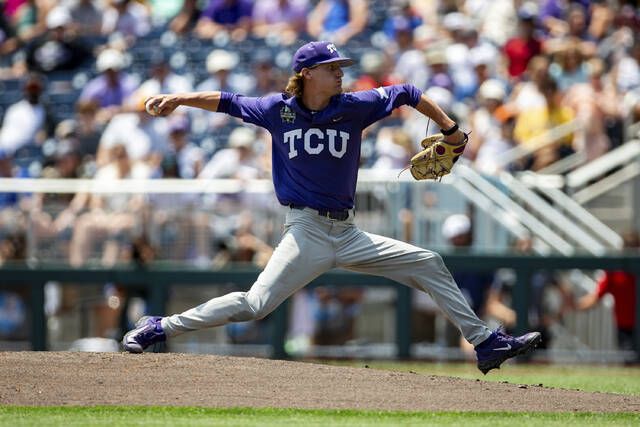 Gators take control of their CWS bracket with a 5-4 win over Oral Roberts