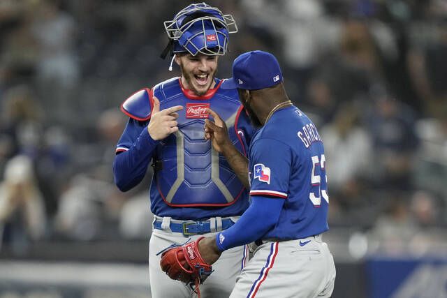 Rangers top Yankees in ballpark finale