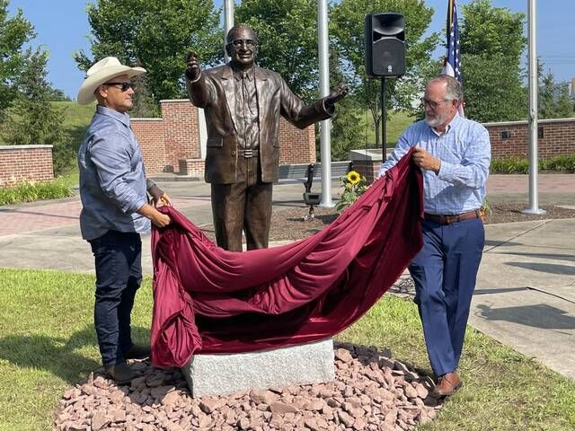 A Baseball Legend Wrestles With Removing His Former Boss's Statue - The New  York Times