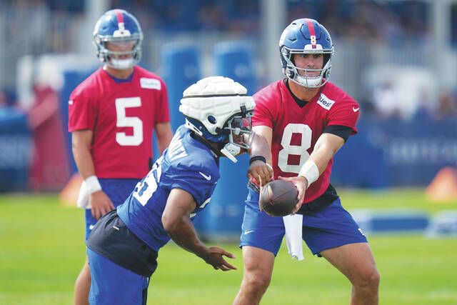 Giants' Saquon Barkley returns to the field a day after signing a