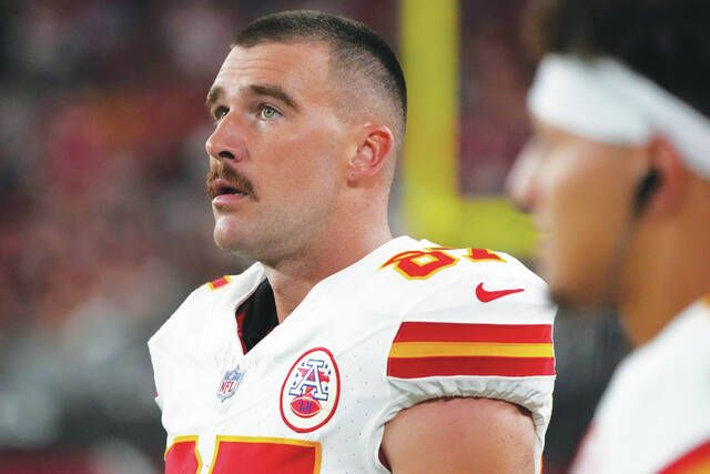 Kansas City Chiefs' all-pro Travis Kelce hyperextends knee in