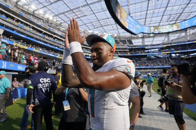 Hill, Tagovailoa too much for Chargers as Dolphins open with 36-34 victory