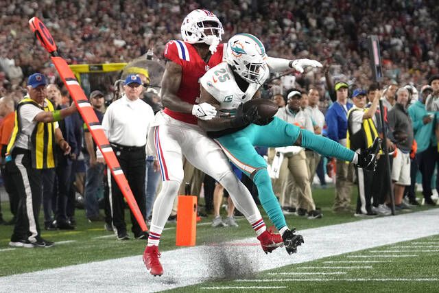 Mostert runs for 2 TDs, Tagovailoa throws for another as Dolphins hold off  Patriots 24-17 – NewsNation