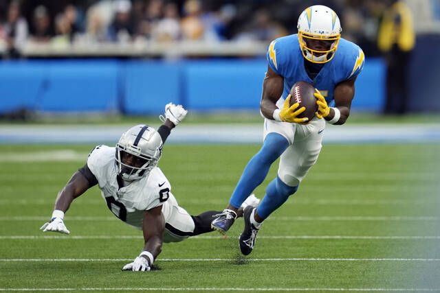 Mack's 6 sacks, Herbert's 3 touchdowns propel Chargers to 24-17