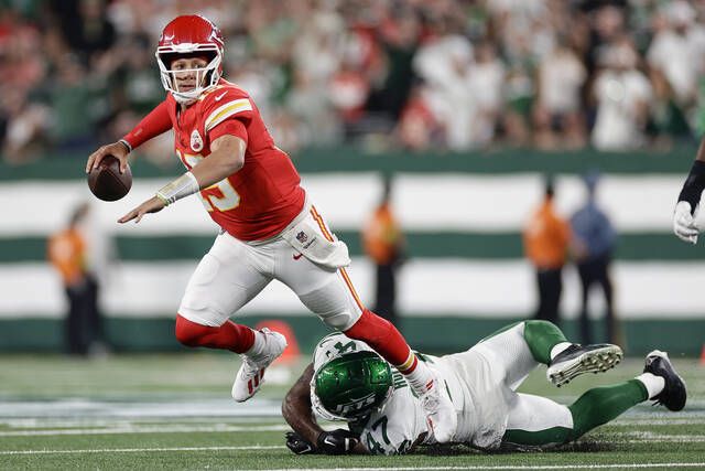 Patrick Mahomes, Chiefs hold on to beat Jets 23-20 with Taylor Swift, Aaron  Rodgers watching