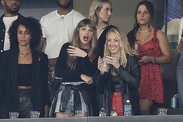 Patrick Mahomes, Chiefs hold on to beat Jets 23-20 with Taylor Swift, Aaron  Rodgers watching